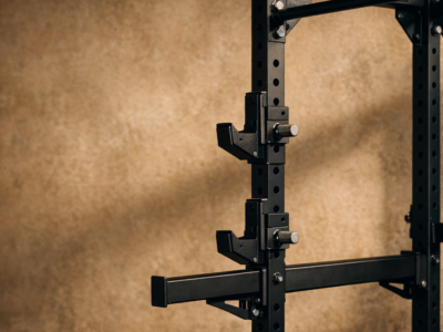 Cage de squat compacte en acier noir sur fond beige texturé