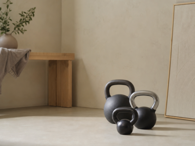 Kettlebells dans un coin home gym lumineux
